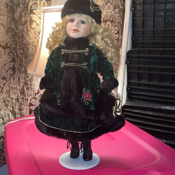 CAROLER GIRL DOLL 16” GREEN VELVET COAT Fur Hat - Picture 1 of 1